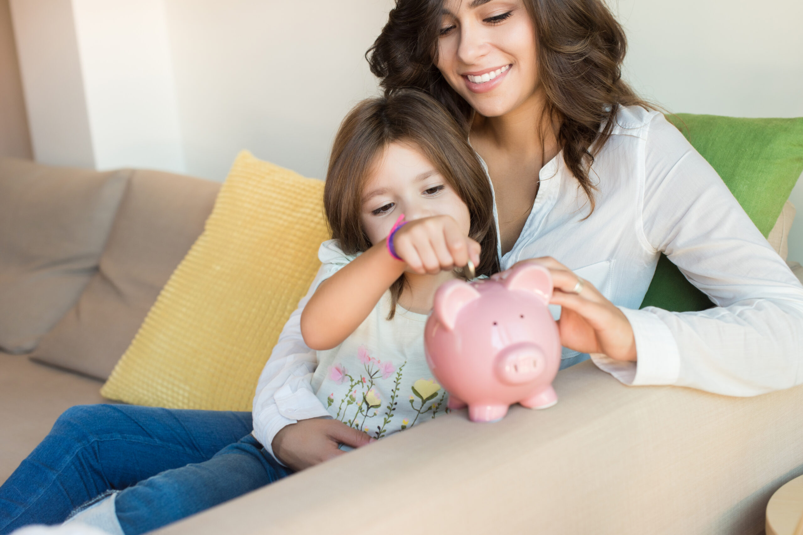 mom-teaching-daughter-about-financial-success